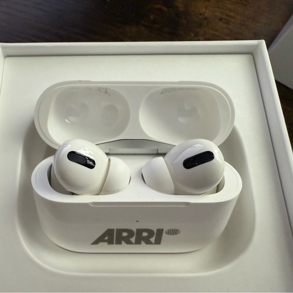 Apple Air Pods Pro 1st Generation With Charging Case NEW Arri Branded - Picture 5 of 8